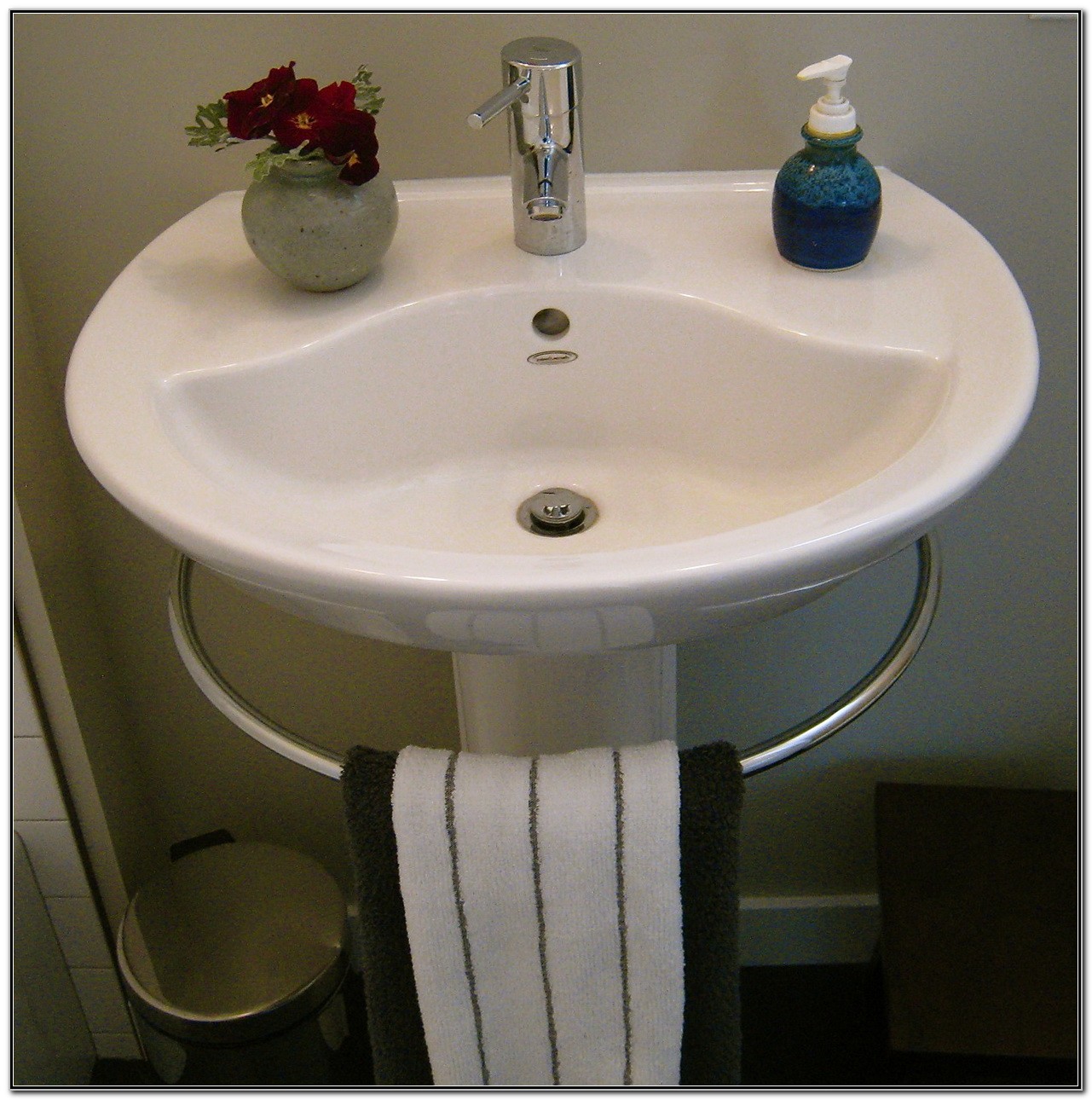 Porcher Pedestal Sink With Towel Bar Sink And Faucets