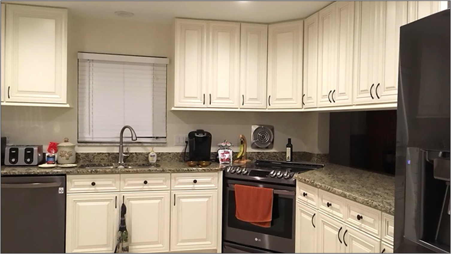 Charleston Antique White Kitchen Cabinets